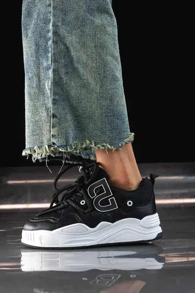 Adidasi Dama – Elevate Black LX10