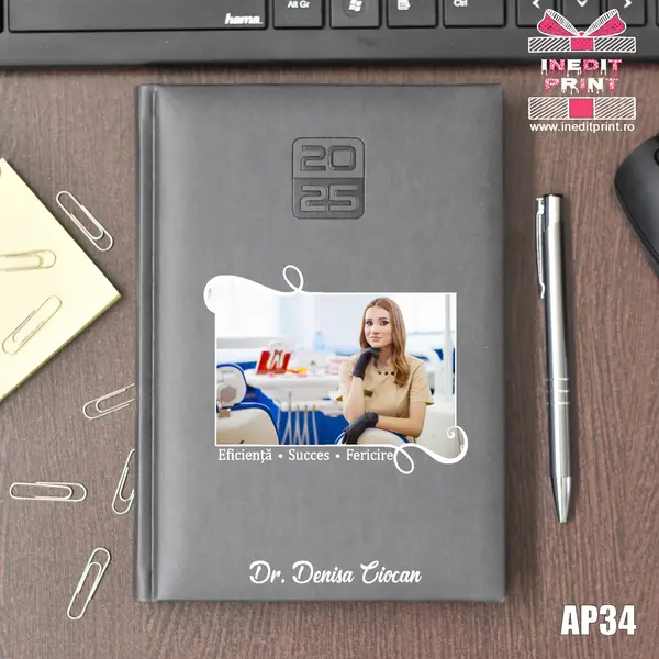 Agenda personalizata 2025 Poza + Text + Motto AP34 GRI INCHIS, STANDARD HT2