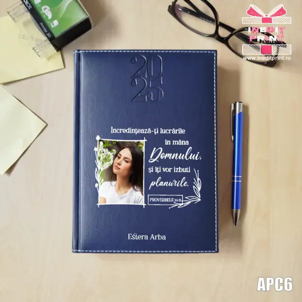 Agenda personalizata 2025 Proverbele 16:3 APC6 DELUXE H, ALBASTRU