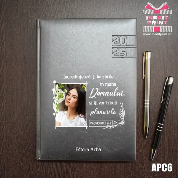 Agenda personalizata 2025 Proverbele 16:3 APC6 DELUXE PREMIUM, GRI NARNI