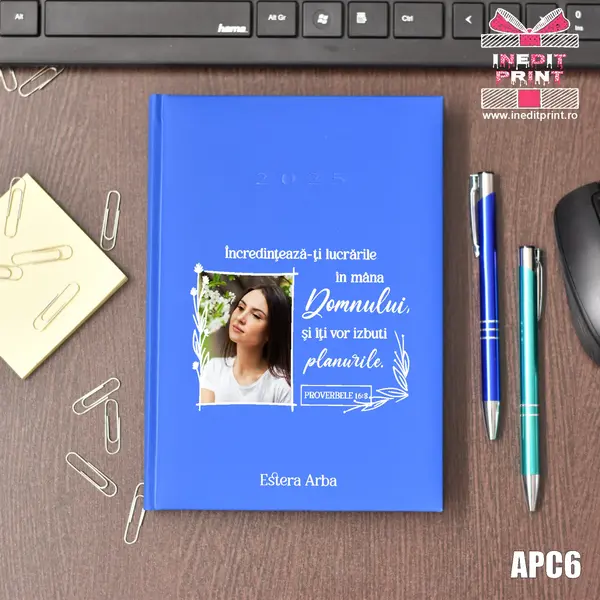 Agenda personalizata 2025 Proverbele 16:3 APC6 STANDARD H1, ALBASTRU DESCHIS