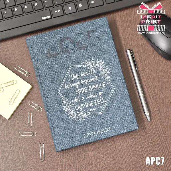 Agenda personalizata 2025 Romani 8:28 APC7 DELUXE PREMIUM, ALBASTRU BARD