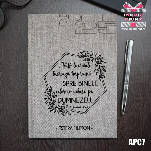 Agenda personalizata 2025 Romani 8:28 APC7 DELUXE PREMIUM, BEJ FIORANO