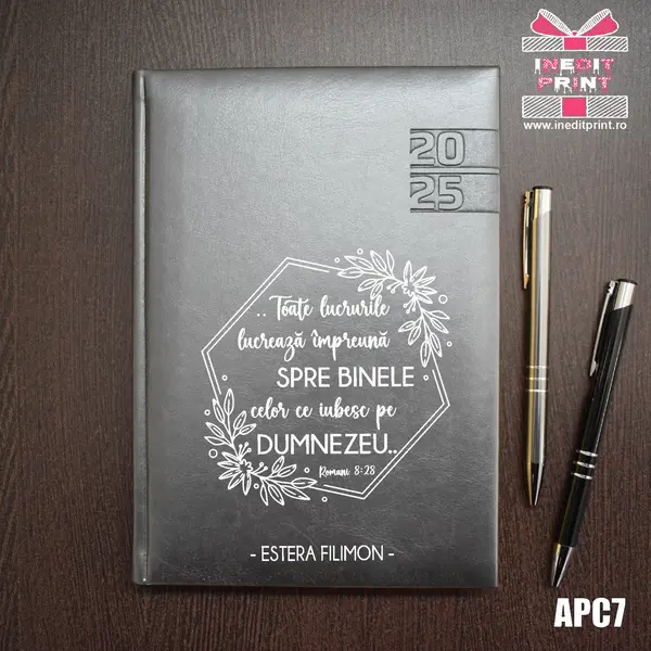 Agenda personalizata 2025 Romani 8:28 APC7 DELUXE PREMIUM, GRI NARNI