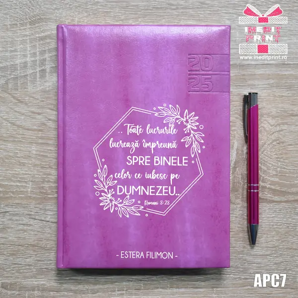 Agenda personalizata 2025 Romani 8:28 APC7 DELUXE PREMIUM, PURPURIU NARNI