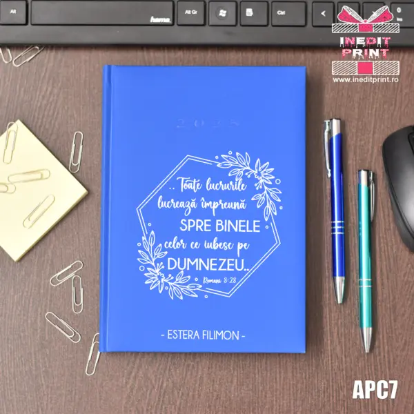 Agenda personalizata 2025 Romani 8:28 APC7 STANDARD H1, ALBASTRU DESCHIS