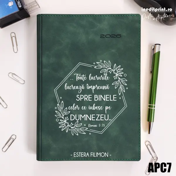 Agenda personalizata 2026 Romani 8:28 APC7 DELUXE PREMIUM, Chia Suple Verde