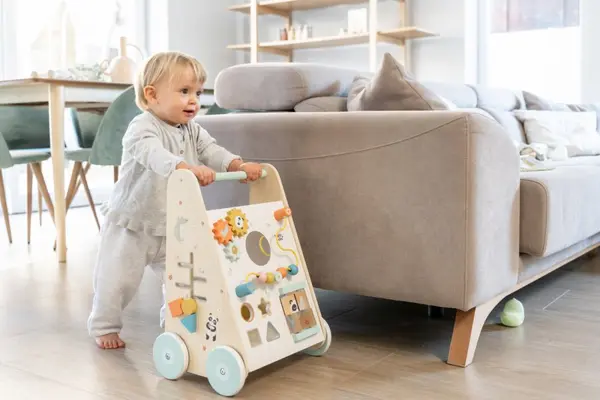 Antemergator Saro Baby din lemn FSC cu activitati
