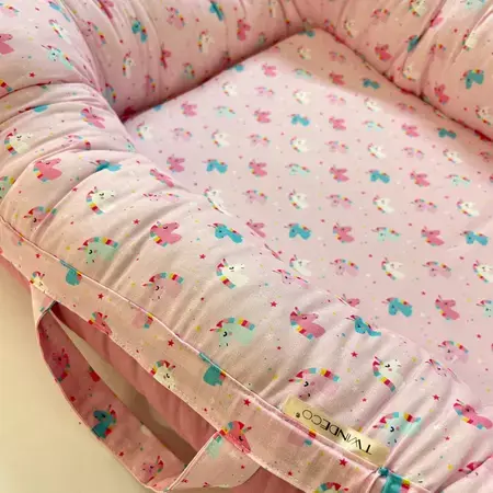 Baby Nest cu doua fete, roz cu unicorni, cosulet cu manere, TWINDECO