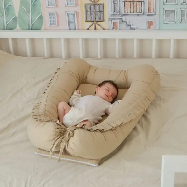 Baby Nest din bumbac organic cu volanase Twindeco Bej