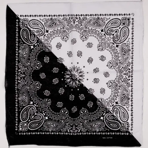 Bandana tip batic patrat cu imprimeu alb pe alb si negru