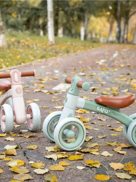 Bicicleta de echilibru Saro Ride Free Mint, fara pedale, cu 4 roti pentru stabilitate si lumina frontala pentru copii 12+ luni, greutate admisa 25 kg