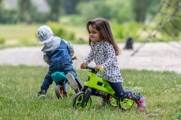 Bicicleta pentru copii Funny Wheels Rider SuperSport Blue Limited 2 in 1 fara pedale, 18+ luni, pneuri si manere de cauciuc, 2 nivele de reglaj pe inaltime, greutate admisa 25 kg