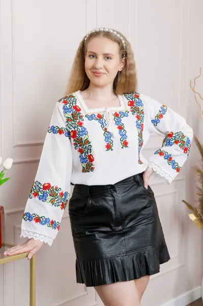 Bluza alba cu motiv floral multicolor Patricia