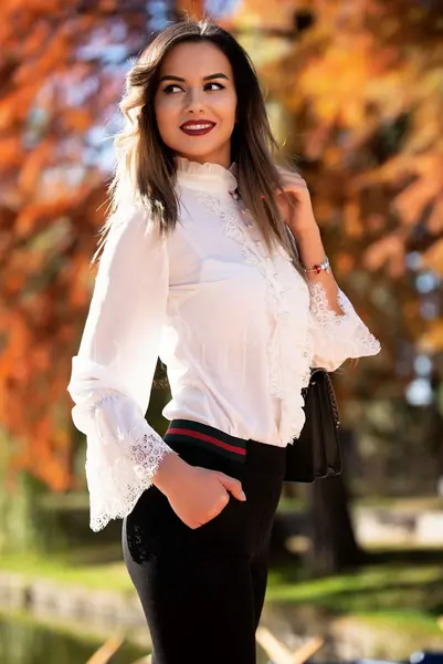 Bluza alba din voal accesorizata cu volanase si dantela
