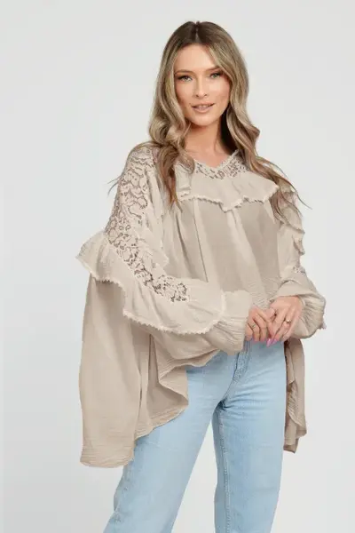 Bluza boho oversize din batist de bumbac, in colturi, cu volan si dantela, bej
