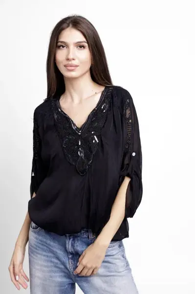 Bluza din matase si vascoza platca brodata, cu paiete fine si cu dantela pe spate, neagra