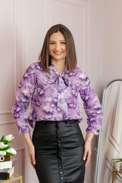 Bluza eleganta Nathalie cu funda la gat si imprimeu cu fluturi mov pastel