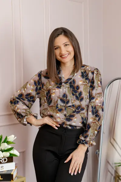 Bluza eleganta Sophie cu aplicatie tip cravata si imprimeu roz pudrat si bleumarin