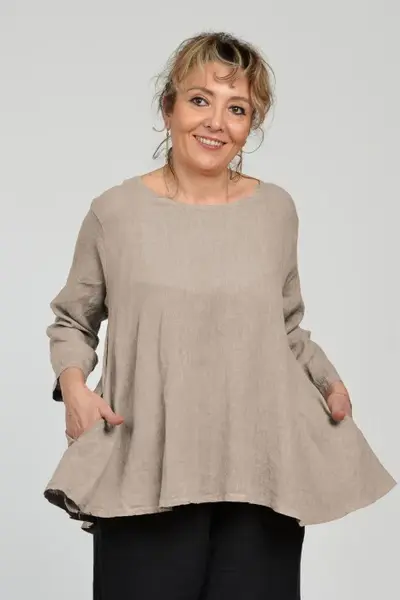 Bluza evazata cu clin la spate din in, bej