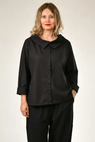 Bluza neagra cu guler rasfrant si croi lejer, stil minimalist elegant, din bumbac