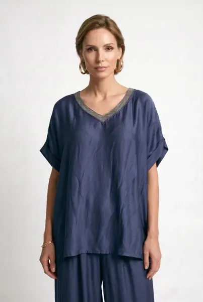 Bluza oversized din matase si vascoza satinata, cu fir auriu la decolteu in V, bleumarin