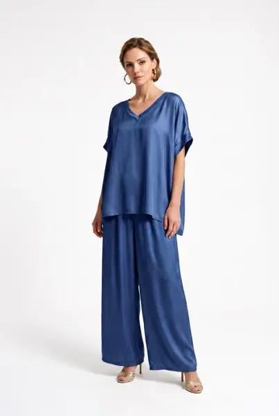 Bluza oversized din matase si vascoza satinata, cu fir auriu la decolteu in V, albastru jeans
