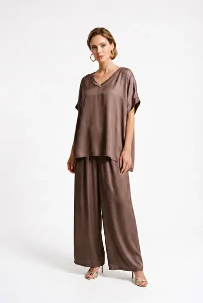 Bluza oversized din matase si vascoza satinata, cu fir auriu la decolteu in V, maro