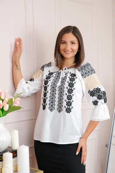 Bluza tip ie alba cu motiv floral negru Mioara