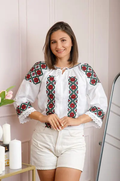 Bluza tip ie alba cu motiv floral rosu Catinca