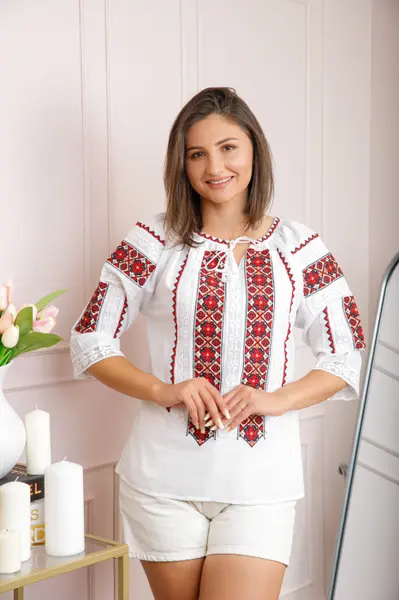Bluza tip ie alba cu motiv floral rosu Mara