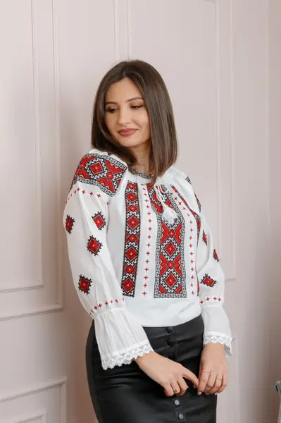 Bluza tip ie alba cu motiv geometric rosu Adriana