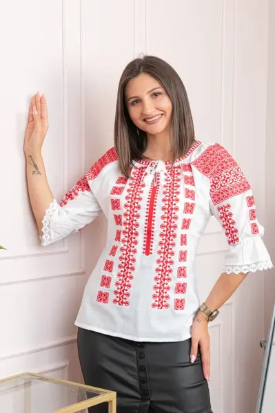 Bluza tip ie alba cu motiv geometric rosu Virginia
