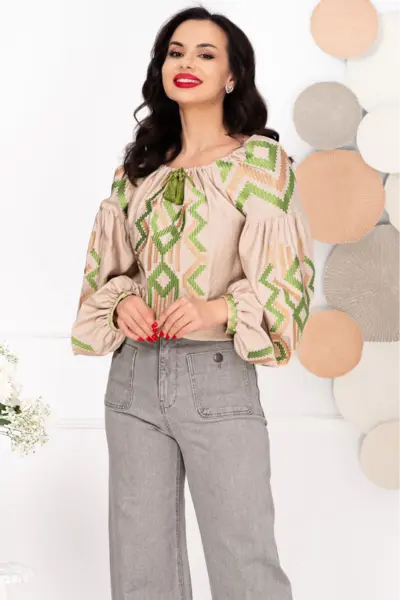 Bluza traditionala bej din vascoza cu broderie verde