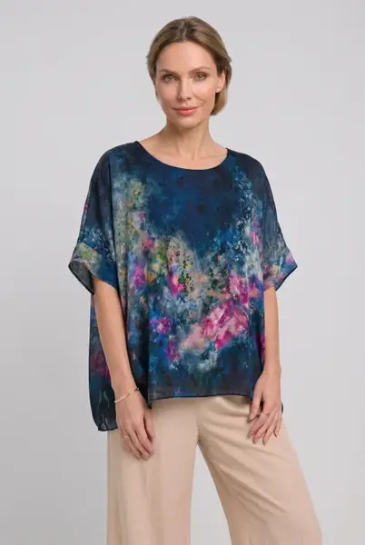 Bluza vaporoasa tip poncho din matase, croi oversized cu print pictural multicolora pe fond bleumarin