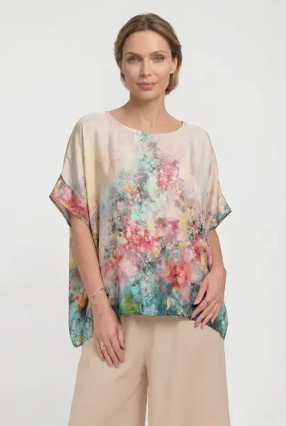 Bluza vaporoasa tip poncho din matase si vascoza, croi oversized cu print floral pe fond ivoire si maneci largi fluide