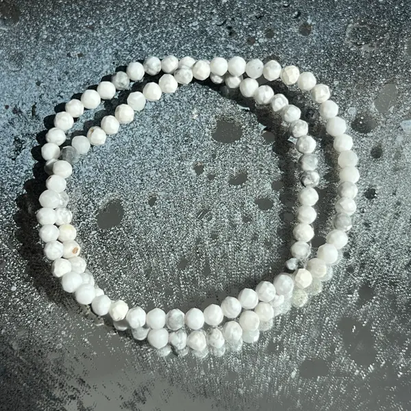 Bratara howlit alb 4-5 mm