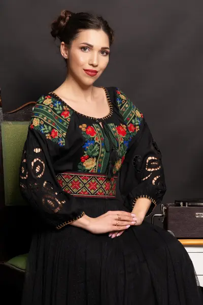 Brau traditional dama Matilda cu broderie in romb