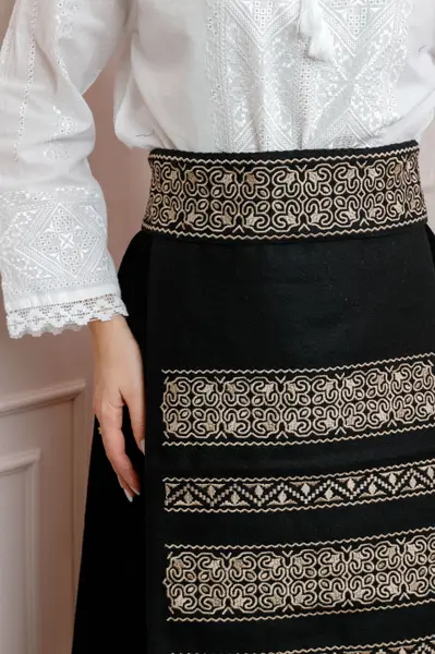 Brau traditional negru cu motiv floral auriu Ruxandra