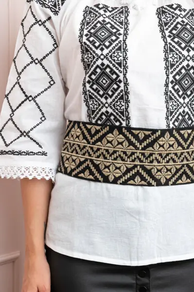 Brau traditional negru cu motiv geometric auriu Dorina