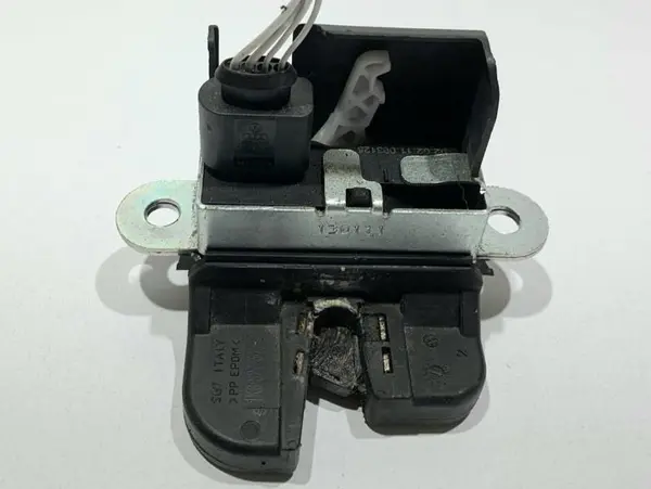 Broasca portbagaj 1K6827505F Volkswagen Golf 6 (2008-2013)
