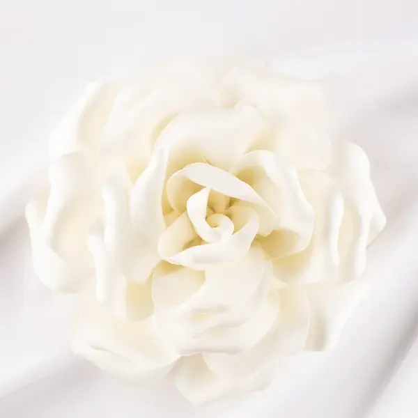 Brosa floare alba ivory satinata cu diametru de 15 cm, cu clips pentru par