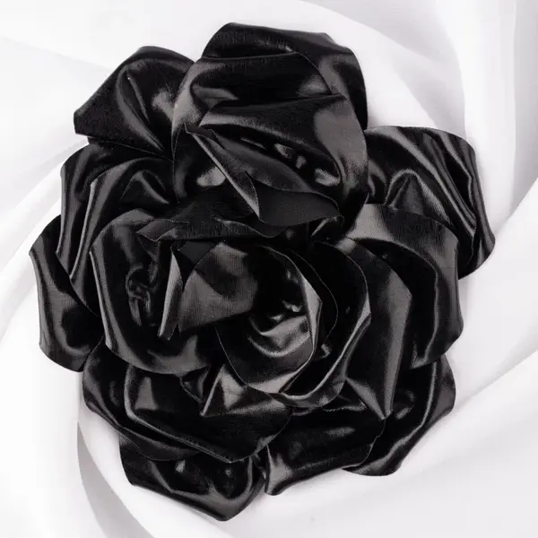 Brosa floare cu diametru de 15 cm, cu clips pentru par, negru metalizat