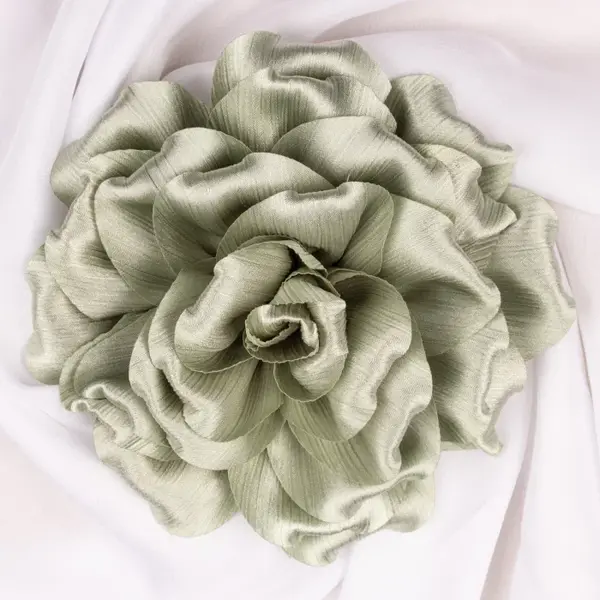 Brosa floare kaki satinata si usor creponata cu diametru de 15 cm, cu clips pentru par