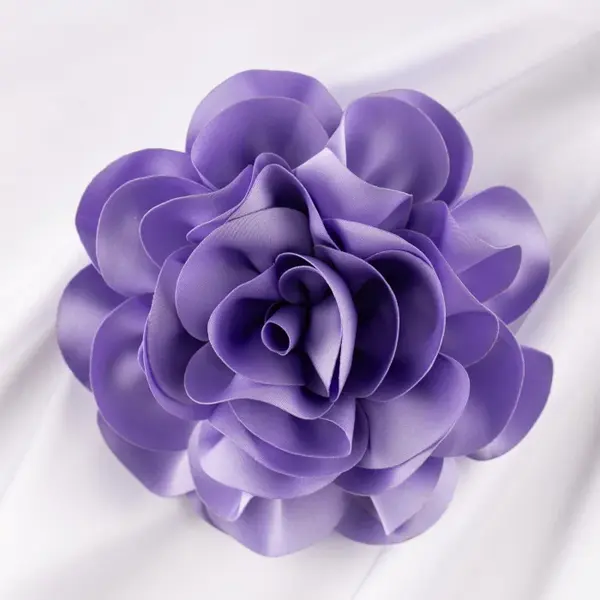 Brosa floare lila satinata cu diametru de 15 cm, cu clips pentru par