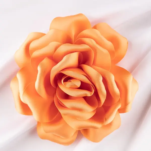 Brosa floare portocaliu deschis satinata cu diametru de 15 cm, cu clips pentru par