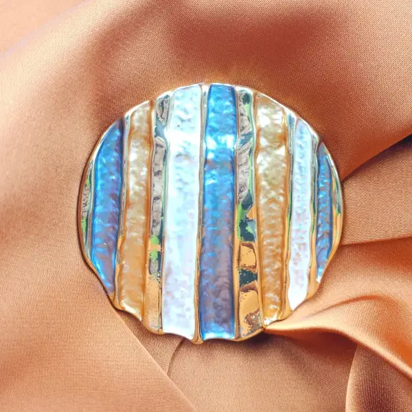 Brosa magnetica aurie, model geometric rotund cu elemente emailate camel, albastru si alb