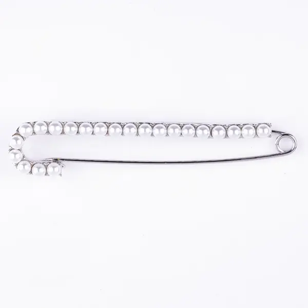 Brosa metalica argintie tip ac cu perle sintetice albe