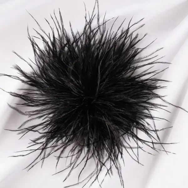 Brosa puf pene fine negre cu diametru de 15 cm, cu clips pentru par
