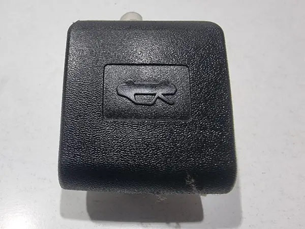 Buton deschidere capota portbagaj Toyota Avensis facelift (2012-2015) [T27]